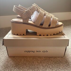 NWB Sweet life “Leslie” chunky natural colored sandals women’s size 10